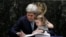 Secretarul de stat american John Kerry cu nepoate sa de doi ani în brațe, la semnarea acordului international de la Paris de combatere a schimbărilor climatice, sediul ONU din New York, 22 aprilie 2016. 