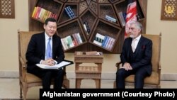 عبدالله عبدالله رئیس اجرائیه افغانستان حین ملاقات با غیرت عمروف رئیس کمیته وضع تعزیرات شورای امنیت ملل‌متحد، کابل