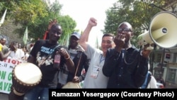 Құқық қорғаушы әрі журналист Рамазан Есіргепов (оң жақтан екінші) қоғамдық-саяси шаралардың бірінде Африка құрлығынан шыққан адамдармен бірге жүр. Париж, 2017 жылдың күзі.
