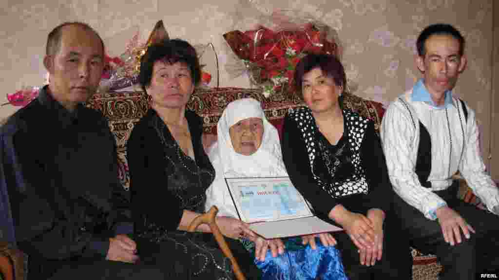 Сахан Досова в день своего 130-летнего юбилея в кругу родственников. 