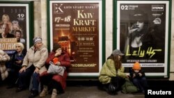 Ljudi sede na stanici metroa u Kijevu kako bi se sklonili od vazdušnih napada, 11. novembar 2023.