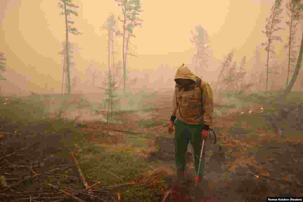Një specialist i shërbimit për mbrojtjen e pyjeve angazhohet për të fikur një zjarr pyjor afër Magarasit.