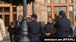 Ռուսաստան բեռներ փոխադրող մի խումբ վարորդներ՝ կառավարության շենքի առջև, հոկտեմբերի 13,2025թ.