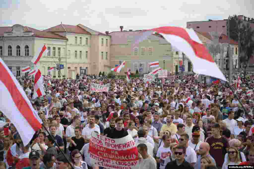 Антивладини протести се одржаа и на друго место во Белорусија на 23 август, како што е овој масовен митинг во западниот град Хродна.