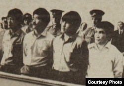 Участники Декабрьских событий 1986 года в суде (слева направо): Ертай Копесбаев, Тугелбай Ташенов, Кайрат Рыскулбеков, Кайыргелди Кузембаев. Алматы, 16 июня 1987 года. Фото Юрия Беккера