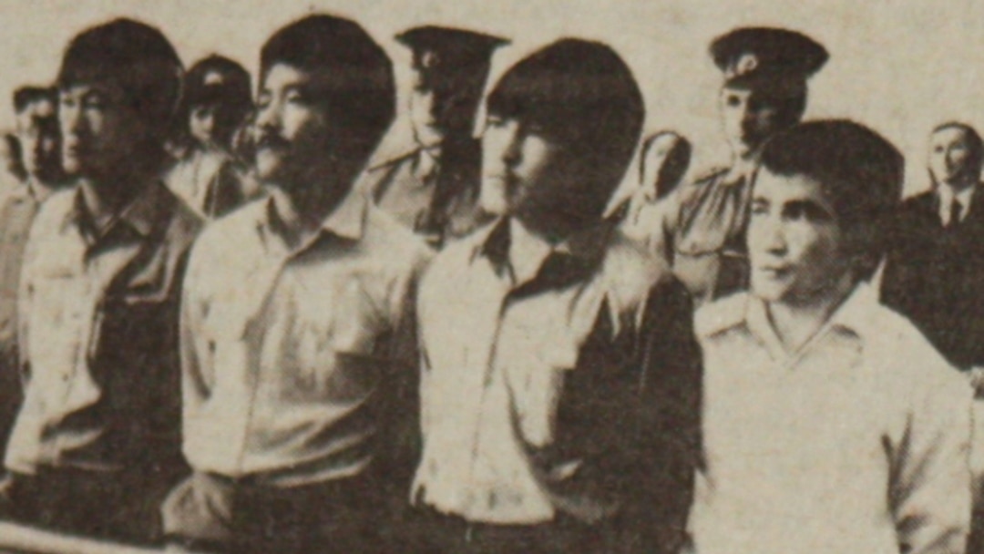 Үйсіздер бір әйелді ұстап алып, оны сиқыған Қайын енесі күйеу баласының аузына сисады