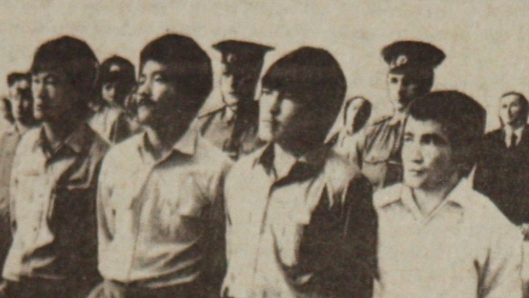 Колготки мен іш киімдегі кемпірмен порно секс