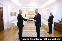 Ambasadori japonez, Akira Mizutani, duke dorëzuar kredencialet e tij te presidenti i Kosovës, Hashim Thaçi. Prishtinë, mars, 2020.