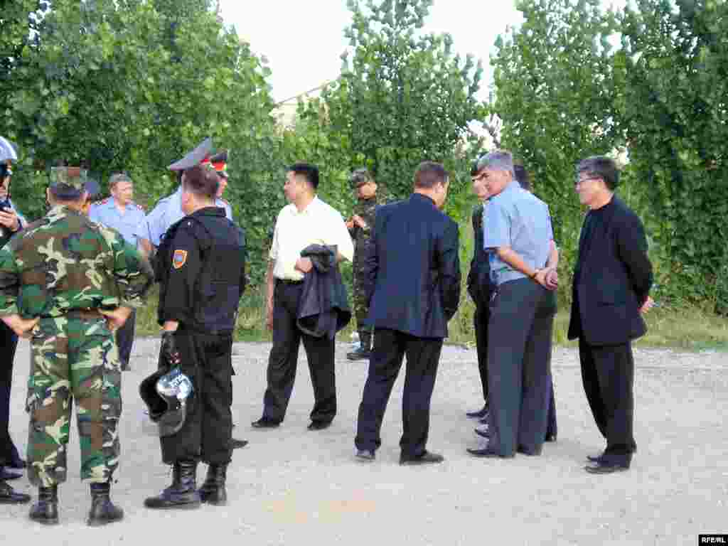 Люди обращались к заместителю начальника УВД Нурлану Самалихову (второй справа) с просьбами убрать оцепление.&nbsp;