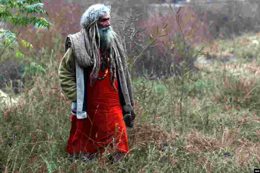 Një besimtar ecën në një vend të shenjtë të myslimanëve, Shën Hazreti Ali bin Usman Al-Hajveri, i njohur gjithashtu si Hazreti Data Ganj Bakhsh, gjatë festivalit tre-ditor në Lahore, Pakistan.