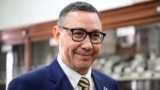 Victor Ponta candidează la alegerile prezidențiale din 2025 pentru a doua oară. A intrat în turul II contra lui Klaus Iohannis în 2014 și a pierdut la diferență de un milion de voturi după ce guvernul său a încercat să limiteze votul în diaspora. 