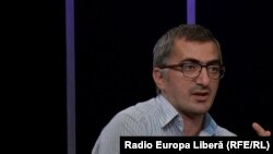 Ernest Vardanean în studioul Europei Libere