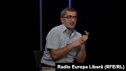 Ernest Vardanean în studioul Europei Libere de la Chișinău