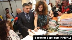 Служителка на ВКС обяснява на Кирилов, че в двете върховни съдилища има правила, различни от единната методика за приложение на принципа за случайно разпределение на делата в долните съдебни инстанции.