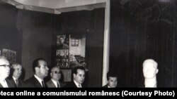 Ceaușescu a inaugurat propriul muzeu al comunismului. Acolo era reprezentat și el în zeci de sculpturi și pânze. Inaugurarea Muzeului de Istorie a PCR, a Mişcării Revoluţionare şi Democratice din România, 6 mai 1966. Fototeca online a comunismului românesc. cota:55/1966