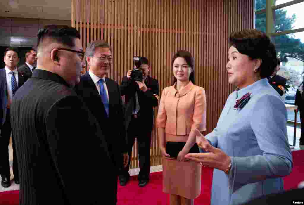 Після саміту лідери зустрілися із дружинами: Кімовою &ndash; Рі Соль Ю (Ri Sol Ju) та Муновою &ndash; Кім Джун-Су (Kim Jung-sook)