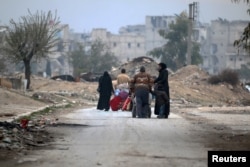 Жители восточного Алеппо покидают один из районов, который скоро может перейти под контроль армии Башара Асада, 5 декабря 2016 года