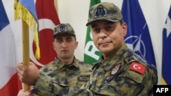 Hərbi hava qüvvələrinin general-mayoru Mehmet Cahit Bakir Əfqanıstandan qaçdıqdan sonra Dubayda həbs olunaraq Türkiyəyə təslim edilib (Foto 2014-cü ildə Kabulda çəkilib)