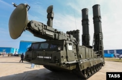 Зенитно-ракетная система С-300В на Международной выставке вооружения, технологий и инноваций «Оборонэкспо-2014» в Жуковском. Россия, Москва, 15 августа 2014 года