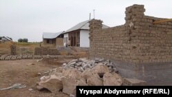 Этнические кыргызы, возвращающиеся на родину по программе "Кайрылман", с трудом решают свои проблемы, село Турк-Абад Джалал-Абадской области, 22 сентября 2012 года.