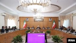 نشست هیات دولت حسن روحانی که در آن انتقادهایی از آنچه «عملکرد جناحی» قوه قضائیه در مبارزه با فساد نامیده شد، مطرح شد