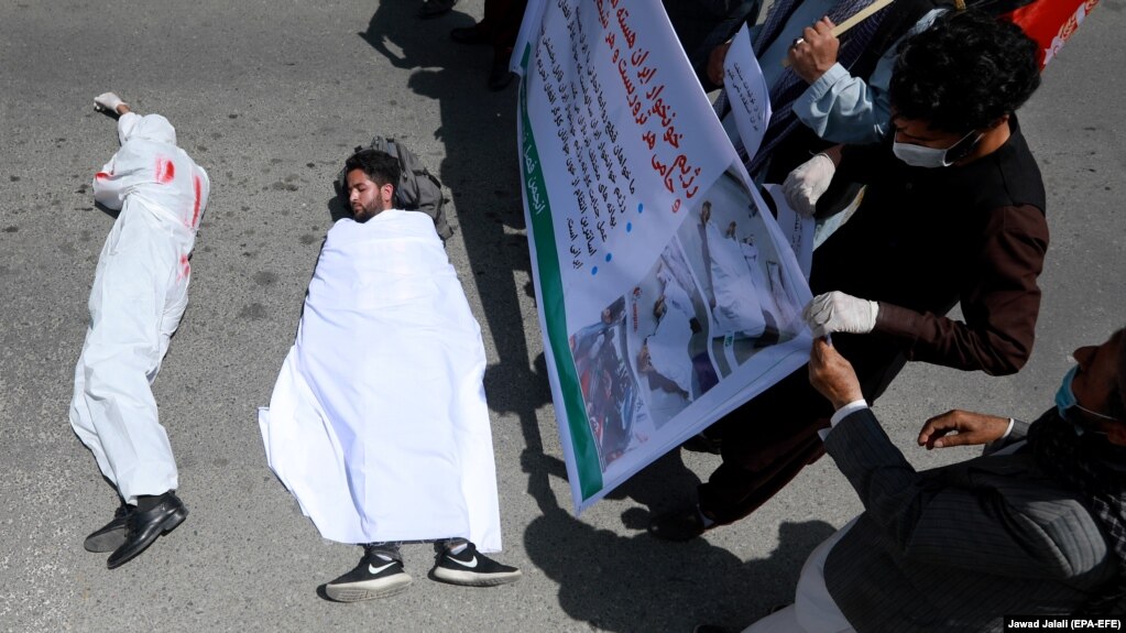 دو مرد افغان با پوشیدن لباسهای منقش به خون مقابل سفارت جمهوری اسلامی در کابل دراز کشیدهاند و معترضان با در دست داشتن پلاکاردهایی به «غرق کردن» اتباع افغان در رودخانه مرزی ایران اعتراض میکنند.