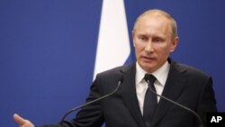 Владимир Путин на пресс-конференции в Париже