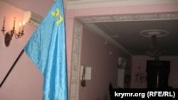 Кримськотатарський прапор у таборі Кримської сотні в Жовтневому палаці