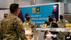 Jill Biden služi obroke američkim vojnicima tokom posjete vazduhoplovnoj bazi Mihail Kogalniceanu, Rumunija, 6. maj 2022.