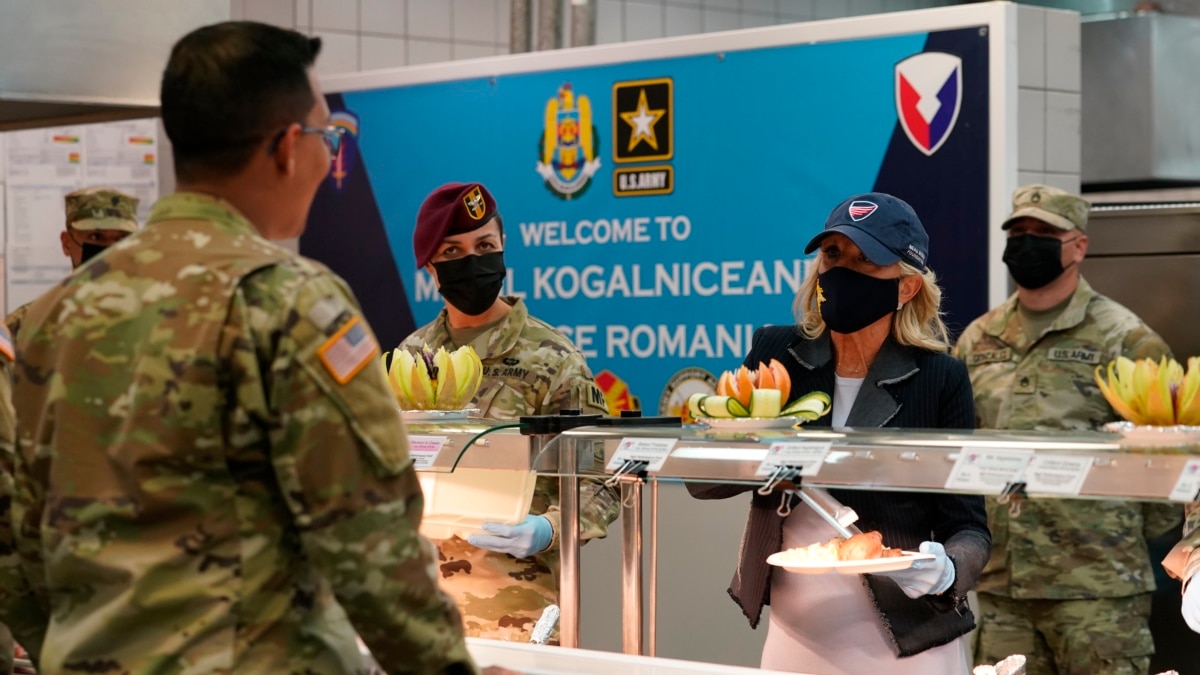 Prvá dáma Jill Biden prichádza do Rumunska a stretáva sa s americkými vojakmi