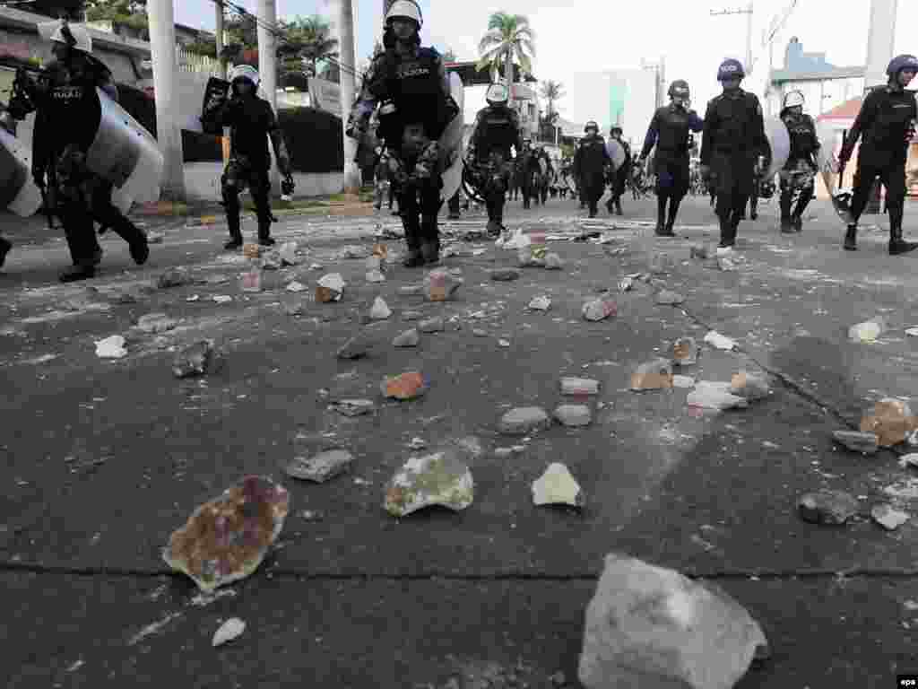 Honduras - Protesti - U Hondurasu još uvijek traju sukobi izmedju vladinih snaga i svrgnutog predsjednika Zelaye. 