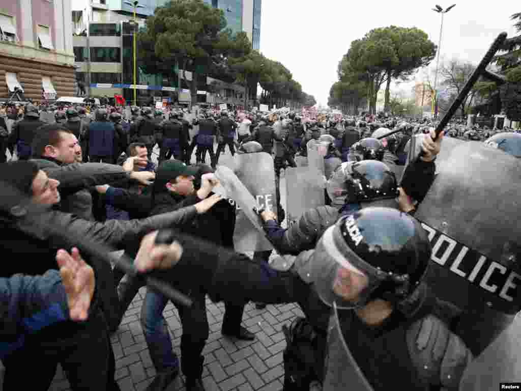 Поддржувачите на опозициската Социјалистичка партија се судрија со полицијата за време на анти-владините протести во Тирана