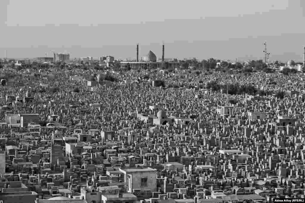 Dünyanın ən böyük məzarlığı hesab olunan "Vadi əl Salam" (Sülh Vadisi) təqribən 1500 hektarlıq əraziyə yayılıb.