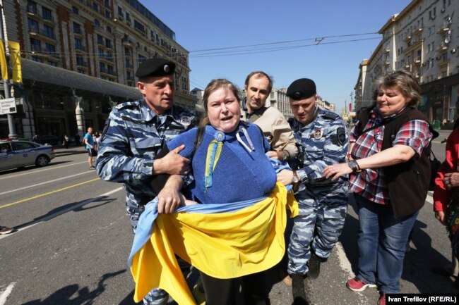 Представники ОМОНу затримують громадську активістку Катерину Мальдон, Москва, 1 травня 2014 року