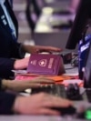 Fotografi ilustruese. Pasaporta të Kosovës duke u kontrolluar.
