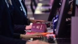 Fotografi ilustruese. Pasaporta të Kosovës duke u kontrolluar.