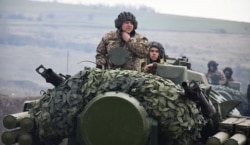 Українські військовослужбовці на зенітно-гарматно-ракетній установці «Тунгуска»