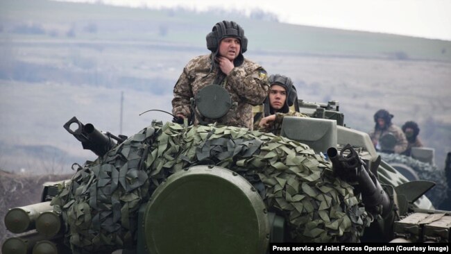 Украинские военнослужащие на зенитной ракетно-пушечной установке «Тунгуска»