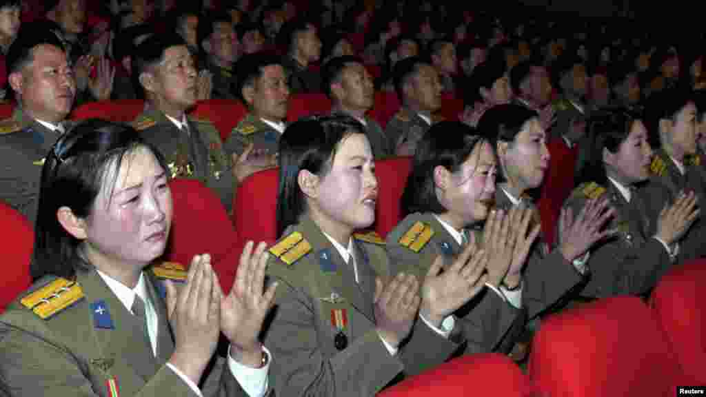 Солтүстік Корея армиясының сарбаздары Ким Чен Ир жайлы қойылымды тамашалап отыр. 11 қаңтар 2012 жыл.