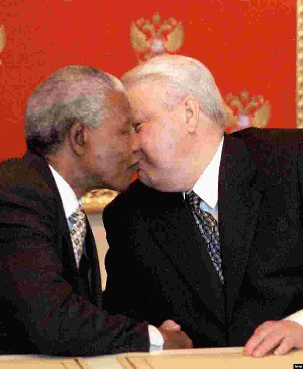 Борис Ельцин целует Нельсона Манделу во время его визита в Москву в 1999 году
