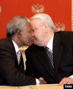 Нельсона Манделу дружнім поцілунком вітає Борис Єльцин. Москва, Росія, 29 квітня 1999 року