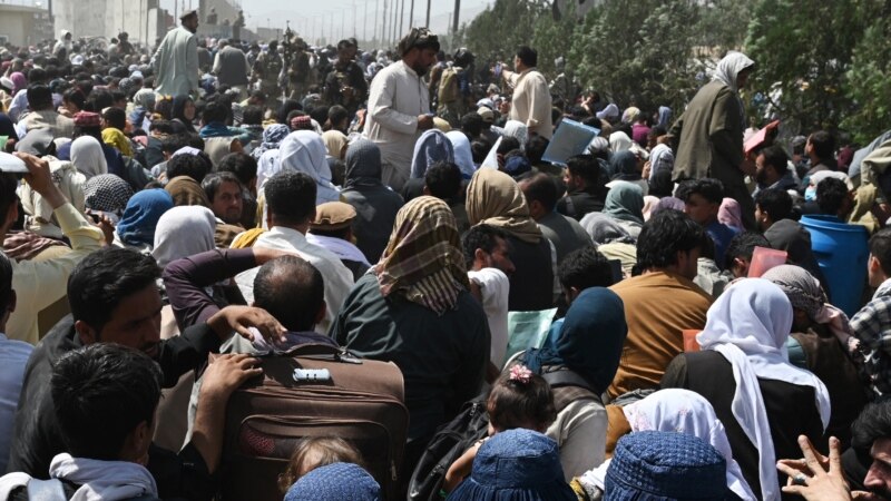 НАТО бара од талибанците да ги пуштат на аеродромот во Кабул тие што сакаат да заминат