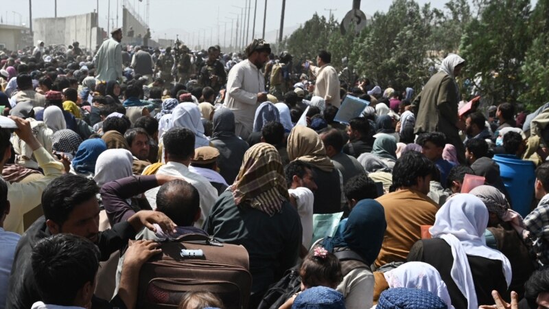 Vazhdon kaosi në aeroportin e Kabulit