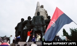 Украинцы с красно-черным флагом возле памятника Ленину в столице Украины. Киев, 26 августа 1991 года. Вскоре, 12 сентября, начался демонтаж этого памятника