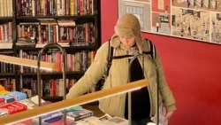 В книжном магазине "Подписные издания"