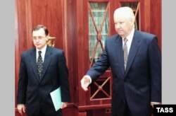 Тодішній президент Росії Борис Єльцин і голова російського уряду Сергій Кирієнко. Москва, 17 серпня 1998 року