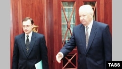 Тогдашний президент России Борис Ельцин и глава российского правительства Сергей Кириенко. Москва, 17 августа 1998 года
