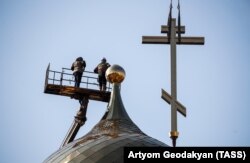 Установка креста на главный храм Росгвардии в Балашихе, 11 апреля 2019 года. Фото: ТАСС