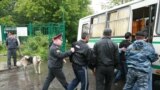 Muncitori migranţi arestaţi de poliţişti la Moscova