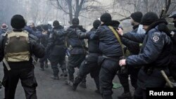 Протестувальники ведуть бійців внутрішніх військ від Майдану